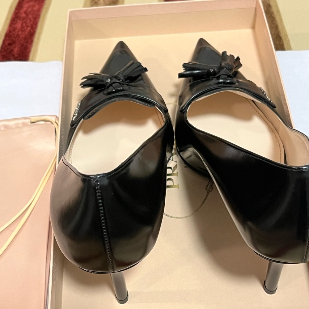 PRADA NIB AUTHENTIC VINTAGE BLACK GENUINE PATENT LEATHER PUMPS WITH TASSELS - Picture 12 of 17